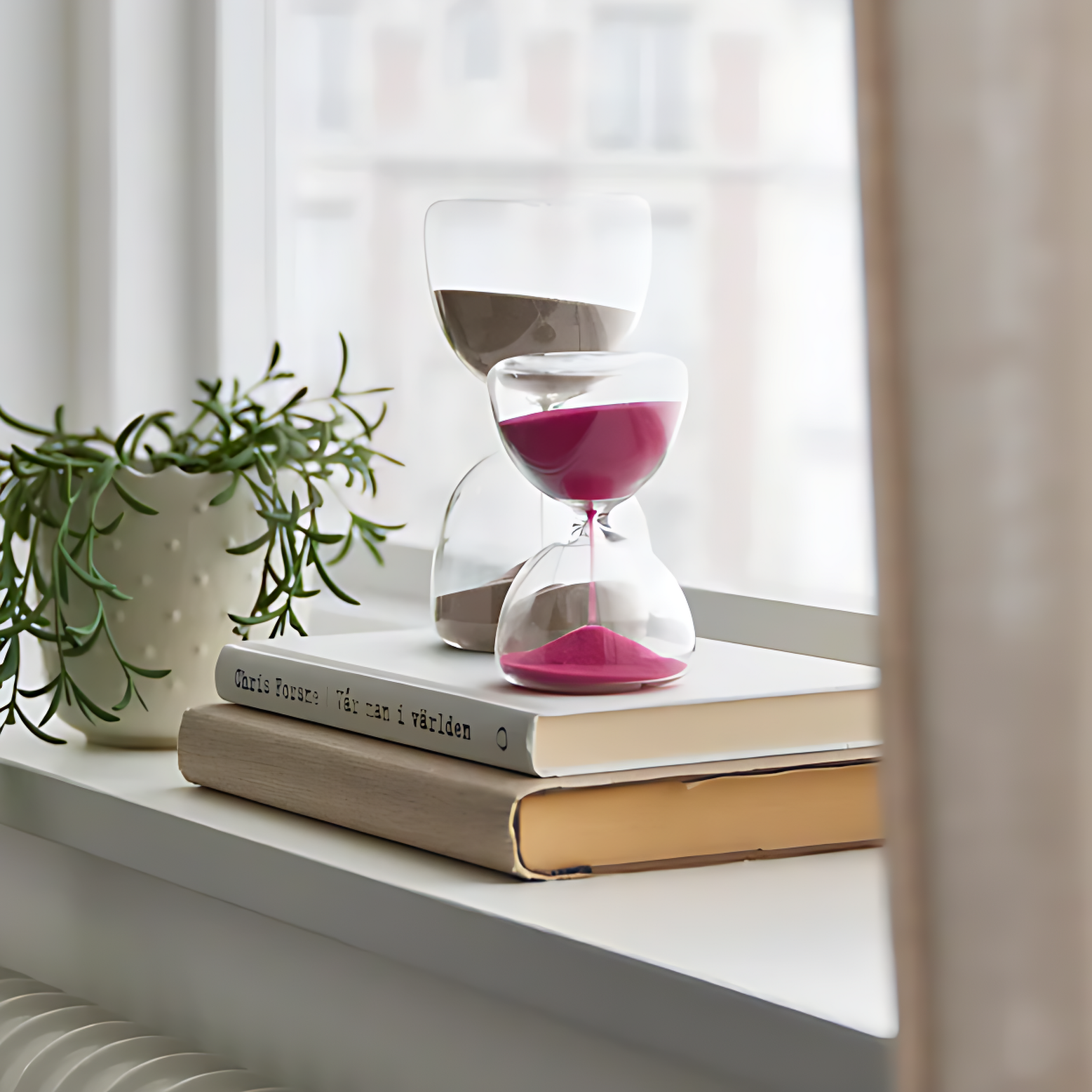 Decorative hourglass, clear glass/bright pink, 10 cm