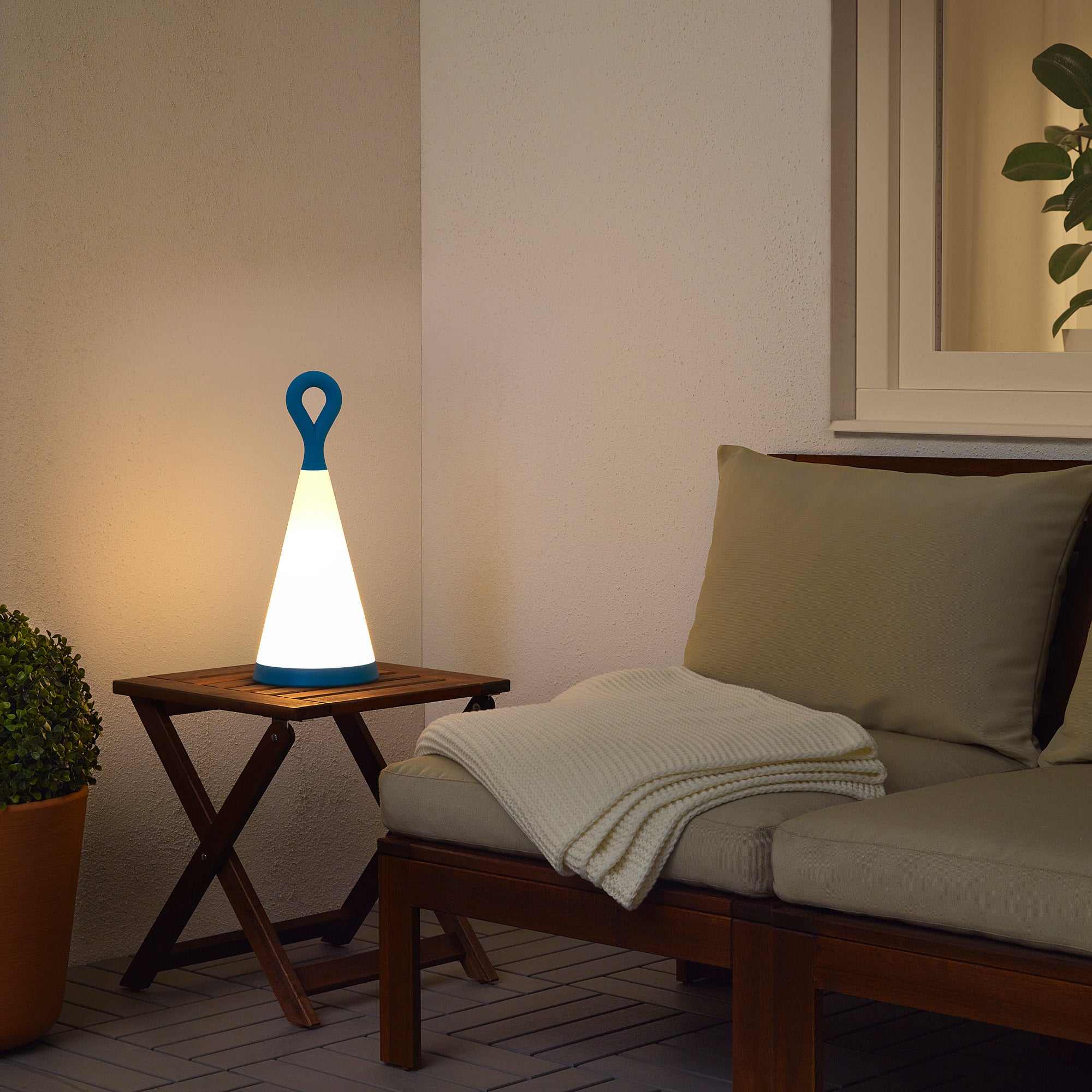 SOLVINDEN

LED solar-powered table lamp