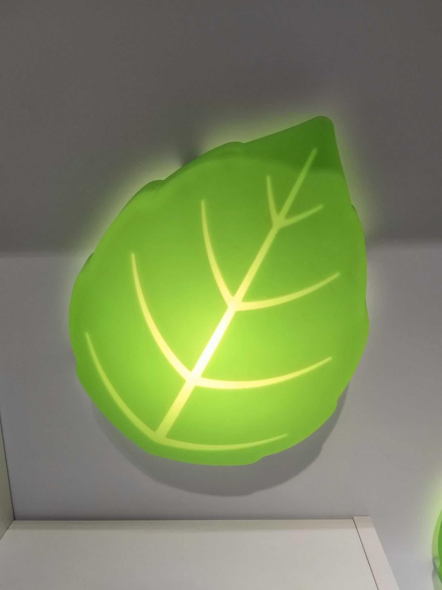 LED wall lamp, leaf green
