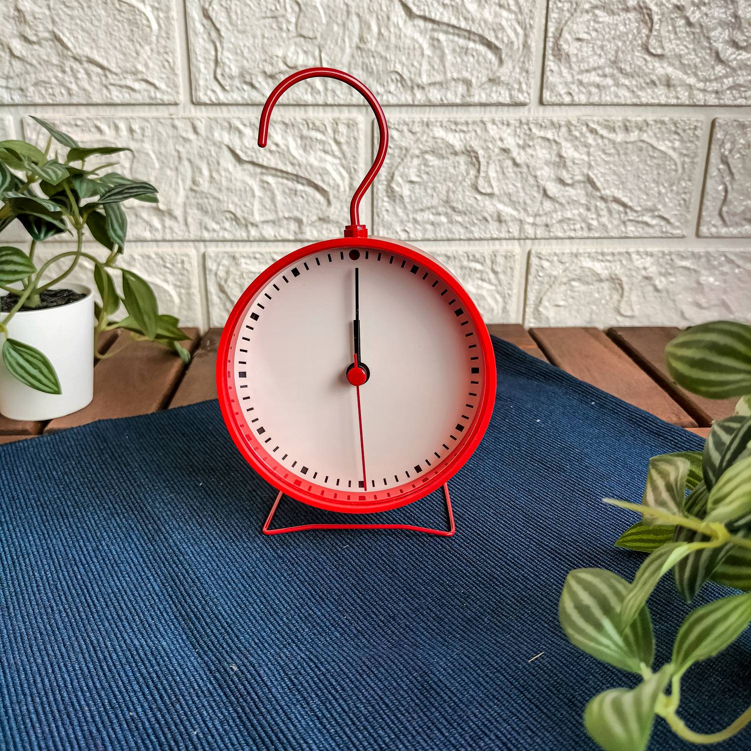 SNIFFA Clock, Red 9x15 cm