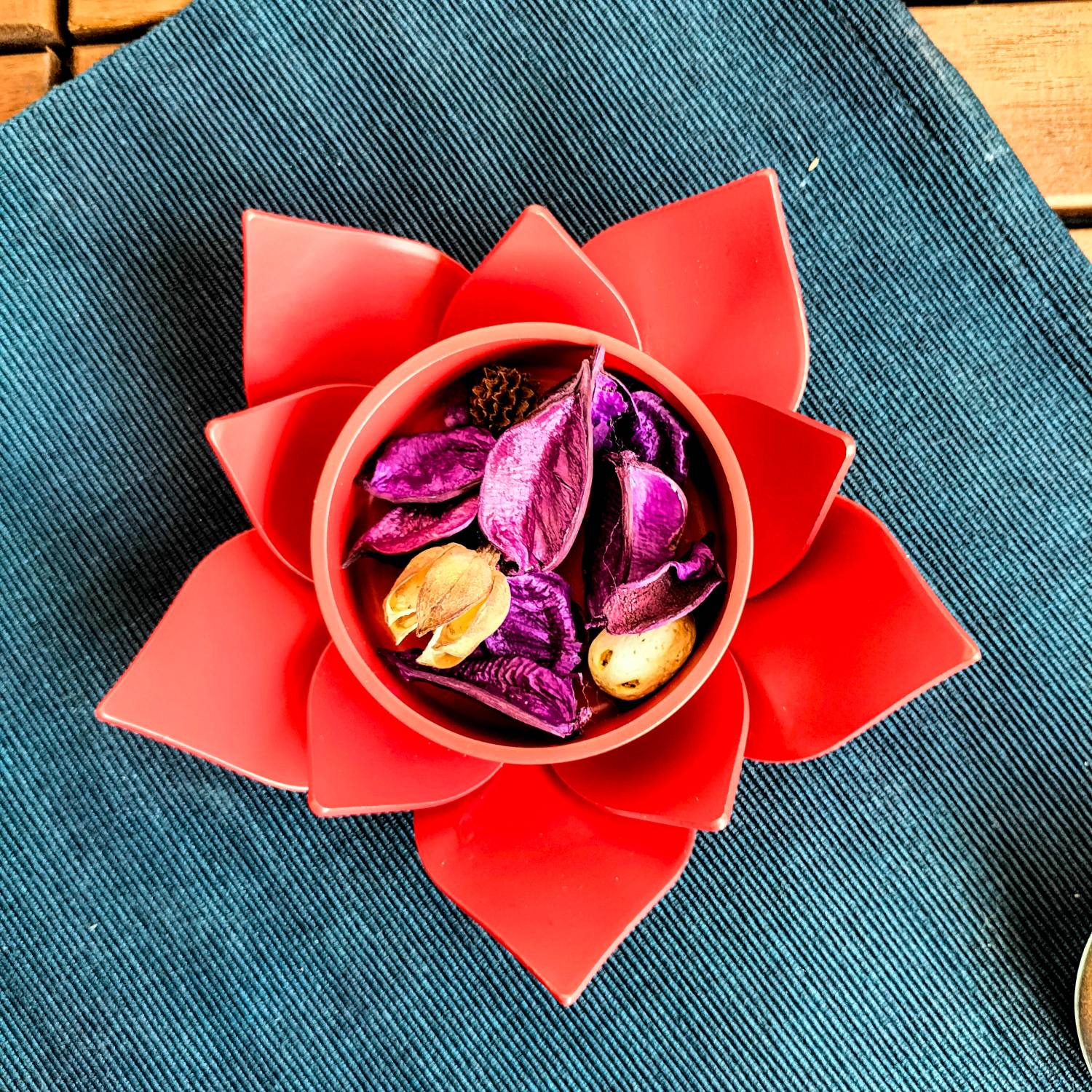 AROMATISK Tealight holder, red Lotus, 40 mm